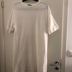 Oversized tröja/klänning  - En jättefin klänning att ha ett brett skärp i midjan på. Storlek M och går till knäna på mig som är 167. Köpt på Zara använd 1 gång. 100 kr, köparen står för frakt💕