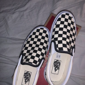 Vans - Säljer mina favorit skor då jag råkade köpa fel storlek🥺 storlek 38 endast testade ute en gång men dem är lite små för mig som har 39 köpta för 650 kr (kan tänka mig sänka priset lite vid snabb affär)