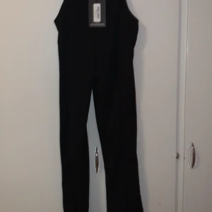 Byxor  - Första bilden är en svart byxa där man ska kunna se höfterna på sidorna, den har även en skärning nedtill som man ser i bild två✨andra bilden är bootcut byxor med snörning på sidorna, prislappar kvar!! Säljer båda byxorna för 150kr styck, köpt på PLT