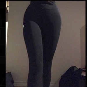Jätte fina svarta träning tights. - Aldrig använt dessa säljer pgr att jag fick flera par. De har snören i midjan så man kan anpassa de. Från lager 157