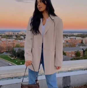 Beige kavaj  - Hej! Säljer en supersnygg kavaj i linmix. Den är oanvänd då jag spara den till hösten/vintern, MEN mitt problem var att jag inte hade en streamer(ångstrykhjärn) som jag kunde stryka den med. Den är helt oanvänd och  behöver bara strykas. Sen är den redo att ha på med sin snygga classy stil. Den är i storlek 38. Nypris 300kr men säljer den för 100kr