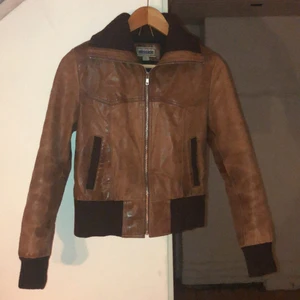 Brun skinnjacka - Brun äkta skinnjacka. Bra skick och kvalite. Frakt ingår inte i priset. Kan mötas upp i Göteborg. Ganska tight på mig som är ca 36-38 i storlek men passar definitivt! Suddiga bilder😬 så bara att skriva frågor om detaljer eller likande💕 pris går ju självklart att diskutera!