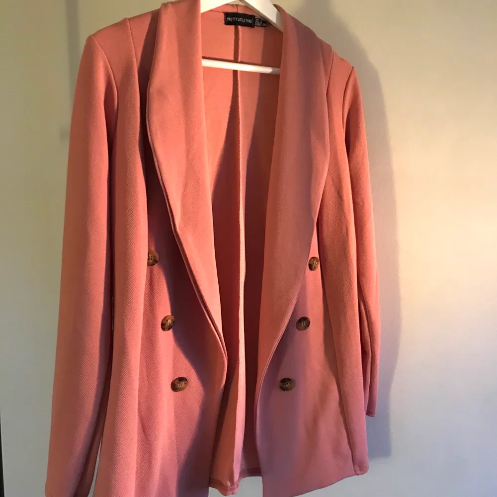 Pink button detail blazer from prettylittlething, size 8 (ca 36 EU). Never used - new condition!. Kostymer.