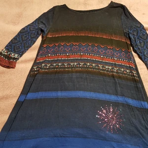 Desigual Shirt klänning Hippie S/M - Används några gånger men med inget fel och i bra tillstånd. Passform är egentligen storlek S men passar också bra med M. Kan används som kort klänning med leggings som jag gjorde eller som lång T-Shirt med kjol eller byxor.