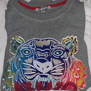 Kenzo tjocktröja - Säljer denna fina tröjan då jag inte använder den mer, den är verkligen väldig skön att ha på sig & färgerna är så fina. Frakt ingår även i priset! Och priset kan diskuteras vid snabb affär. 