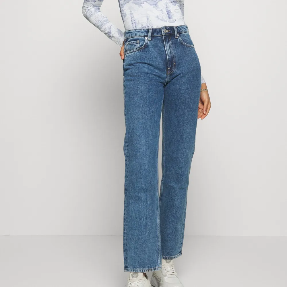 Jättefina jeans från Weekday💙  det är dock ett hål i höger ficka (se bild 3) därav det låga priset💕. Jeans & Byxor.
