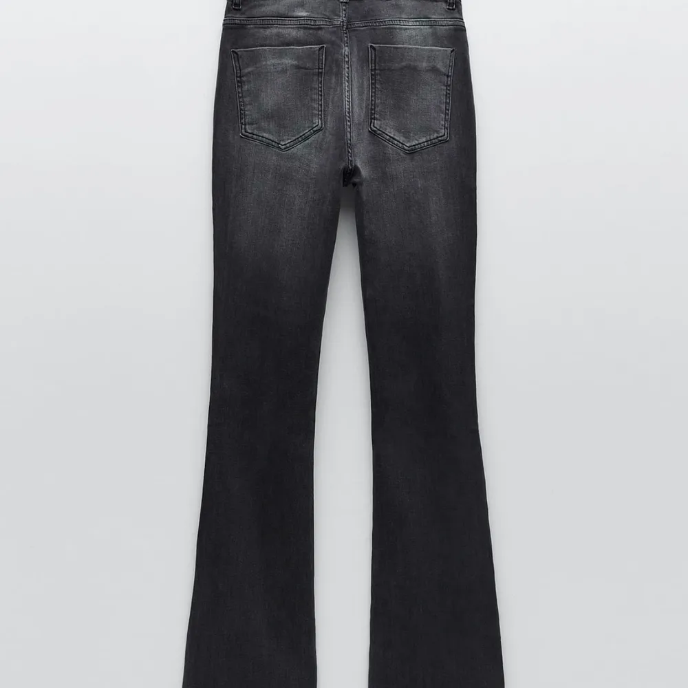 Fina zara jeans i storlek xs. Bara använda ett fåtal gånger så i bra skick.. Jeans & Byxor.