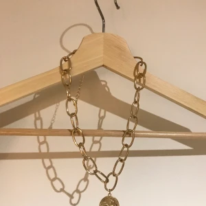 Kedjehalsband - Chunky kedja med mynt som endast används EN gång därav fint skick!