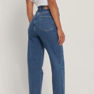 Raka jeans - Ett par raka jeans från NAKD i storlek 38. De är endast använda 1-2 gånger och väldigt fint skick och material. Orginalpris 400kr 