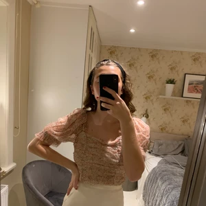 Somrig blus från h&m - Säljer nu denna skönheten, köptes i somras på hm och är aldrig använd☺️ Den är i storlek 40 och passar till vad som! Kan både mötas upp i Göteborg eller skicka via post:)