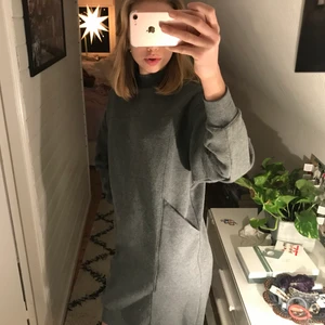 Monki klänning  - Jättesöt och skön klänning i samma material man brukar ha hoodien i! Har fickor och är i storlek XS, dock så är den oversized som modell!!🥰 skriv för mer info och bilder!
