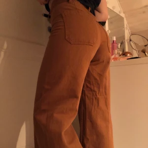 Bruna jeans - säljer dessa skitsnygga bruna jeansen, köpta av en annan tjej här på plick men de va tyvärr alldeles för långa för mig (är 157cm för referens). supersnygg passform, vida och sköna. storlek 34, nypris 500kr och i bra skick! frakt tillkommer💕