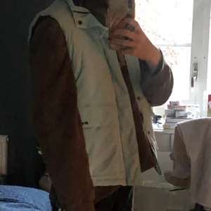 Dun väst - Ljus blå dun väst från Everest. Det står att den är stl 152 men för mig som är 164cm passar västen perfekt! Skulle säg att den motsvarar en xs! Köparen står för frakten om man inte kan mötas upp i Gävle!🥰