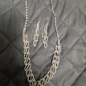 Glitter halsband och örhängen - Superfin set med halsband och örhängen från Glitter. Endast använd en gång, toppenskock!