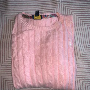 Rosa kabelstickad från ralph lauren! Så mysig och fin tröja. Storlek XL men passar mig perfekt som har S/M.