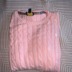 Kabelstickad ralph lauren - Rosa kabelstickad från ralph lauren! Så mysig och fin tröja. Storlek XL men passar mig perfekt som har S/M.