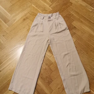 Lösa begie midje byxor  - Lösa begie midje byxor från bubblerom för cirka 1 år sen ❤️storlek 34