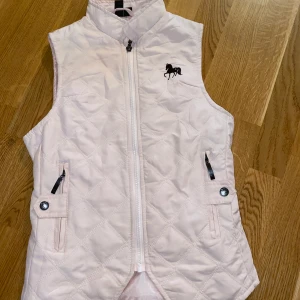 Ridväst - Rosa ridväst, jätteskön på sommaren. Använt den en gång så den är nästintill ny. Det är storlek 158/164 men jag är en xs och tycker inte att det är någon skillnad. Frakten ingår i priset 
