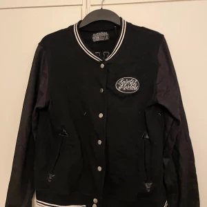 Collegejacka  - Så cool collegejacka från Sinners and Saints. Använd fåtal gånger. 