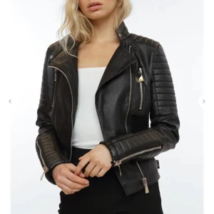 Intressekoll på denna Skinnjackan - Nypriset ligger på 700kr. Säljer denna för endast 199!! Storlek S (som är slut på hemsidan) Fick aldrig tillfälle för användning, så gott som ny! VID SNABB AFFÄR KAN JAG SÄNKA PRISET YTTERLIGARE 