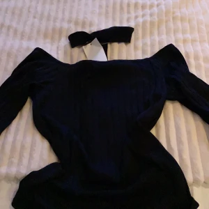 Hm top  - Fin mjuk hm top i ribbat material! En ”choker” som tillhör tröjan gör den så fin o sexig! 