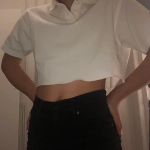 Vit croppad pikétröja  - Vit croppad pikétröja med tryck på ena armen (KTH). Strl M men sitter också bra på S. Snygg att ha under tjocktröja (för kragen), klippt själv men ändå ganska jämt.            60kr + frakt, kan också mötas i Vasastan🔆