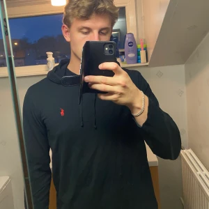 Ralph Lauren långärmad t shirt med huva. - En storlek Large långärmad t shirt med huva, sitter skönt, man kan ha den utanpå en t shirt, eller använda den bara utan något annat under. Utmärkt skick, inte sliten, använd ca 5-6 gånger. Varför jag vill sälja: passar ej min klädstil längre.