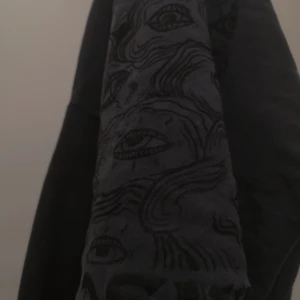 Croppad custom hoodie  - Målade på en gammal hoodie jag hade. Den är croppad men inte super kort på mig. Skriv för mer bilder eller frågor! Frakt tillkommer ;) 