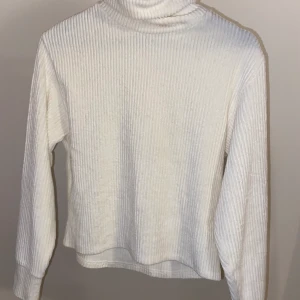 Vit randig tröja - Vit randig tröja från bikbok, endast använd 1 gång då jag har dubbla. Storlek S