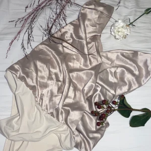 Beige body - Otroligt fin beige body från Zara där baksidan ser likadan ut som framsidan! Den är storlek L men jag som brukar ha S/M passar den perfekt för.