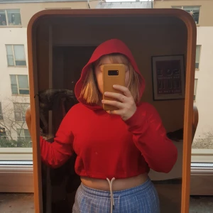 Urban Outfitters cropped hoodie  - Världens mjukaste hoodie (fleeceaktig) som är köpt på Urban. Skithärlig färg. 