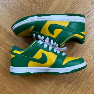 Nike DUNKS ”Brazil” Size 36 - Säljer då de tyvärr ej kommer till användning. Mycket sparsamt använda. Köpta på SNS i somras.
