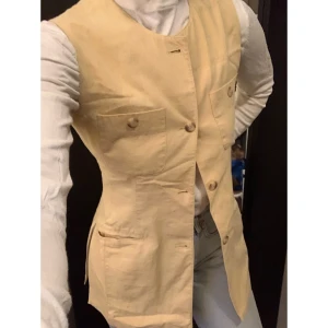 Gul linne väst  - Super fin till våren sommaren 🌼 65% lin 45% bomull 🌟