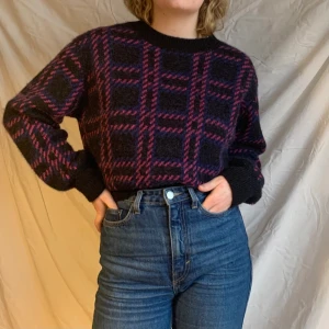 Stickad Tröja  - Super fin stickad tröja från & Other Stories 💜💜 den är lite croppad 💜 Är i nyskick, använd två gånger! (köparen står för frakt, kan även mötas upp i Gbg) 