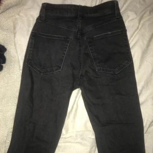 Jeans - Säljer dessa jeans med cola slitningar frakt tillkommer inte 