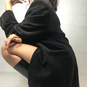 Kavaj💕 - Svart kavaj! Gissar L-XL. har lite små fläckar vid knapparna längst fram men inget som har varit störigt för mig, kontakta privat för fler bilder! Tillräckligt lång för att ha som klänning med ett par boots, även snyggt till kjol eller byxor 