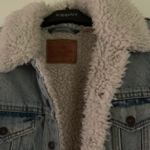 Fodrad jeansjacka från Levi's - Säljer en fodrad jeansjacka från Levi's i storlek L (men skulle nog säga att den är mer en M), superskön och knappt använd då det inte riktigt är min stil :) pris kan diskuteras !