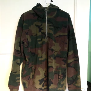 Fleecetröja army militär street med luva unisex - Säljer denna snygga fleece som jag bara använt några få gånger. Den är från carlings och kostade 599 nypris. Herr M, men sitter snyggt oversize på mig som är kvinna med S. 