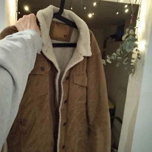 Vadderad vinterjacka 🍂 - Säljer min ljusbruna 70s corduroyjacka då den ej kommer till användning längre. Vadderad + en innerficka, perfekt nu när det är lite kyligare! Sitter lite lösare men ändå bra på mig som XS/S. Frakt tillkommer, DM för fler bilder ❤️ Kan mötas upp runt Jönköping