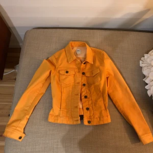 Jacka - Gul jacka från only. Super snygg bara inte min stil längre🤪