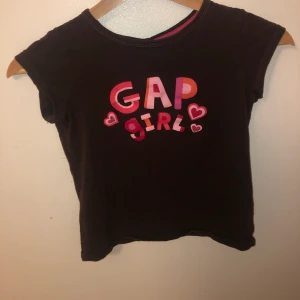 Fin croptop - Snygg tisha från gap, är egentligen barn storlek men passar på en liten xs, de är även stretchigt material!