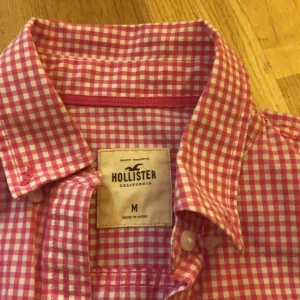 Hollister skjorta - Skjort/blus  rutig strl M knappt använd