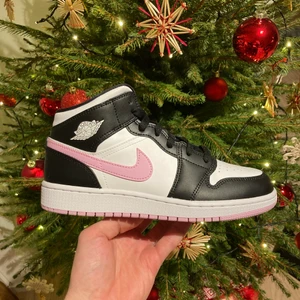 Air jordan 1 Mid Arctic Pink - Säljer ett par Air jordan 1 Mid Arctic Pink! Skorna har enbart vart testade inomhus !😊 Dom är i storlek 39!😄