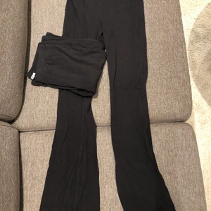 Yoga pants storlek S - Super sköna yoga pants säljer 2 stycken använd 2 gånger dom är stretchiga och bekväma hör av dig om du är intresserad eller har några frågor💖