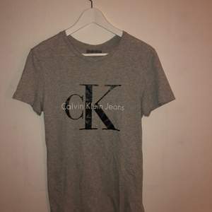 Grå Calvin Klein t-shirt. Strl S, köpt för 300