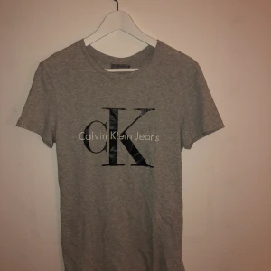 Calvin Klein t-shirt - Grå Calvin Klein t-shirt. Strl S, köpt för 300