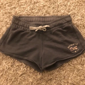 Puma shorts - Grå mys shorts från puma, i använt skick. Kommer ej ihåg nypriset men de är fina. Två sidofickor och en bakficka. Köparen står för eventuell fraktkostnad 🥰