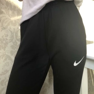 Nike mjukisbyxor strl S - Svarta mjukisbyxor från Nike. Använda endast ett fåtal gånger så i superfint skick. Väldigt mjukt material. Innerbenslängden är ca 72 cm. Köparen står för frakt!💫