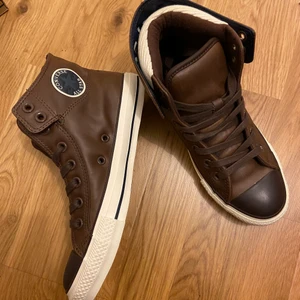 Converse  - väldigt unika och sköna converse i brunt läder! helt oanvända och säljs pga för små. finns att hämta i stockholm/eskilstuna, kan ev. fraktas där köparen står för frakten. kartongen samt vita skosnören ingår🌸✨ priset kan diskuteras vid snabb affär!💗 