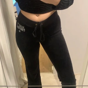 Svarta juicy couture XS - Ännu ett par av mina favorit mjukis byxor. Har två par ett i S och ett par i XS, vilka dessa är. Tyvärr för korta för mig som är 173. Fint skick jätte mjuka!! Skickas med spårbar frakt för 66 eller 97 kr